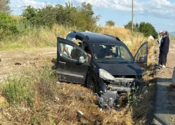 Hafif ticari araç takla attı: 2’si çocuk 5 yaralı