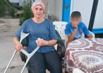 Başıboş köpeklerin kovaladığı anne-oğul düşerek yaralandı