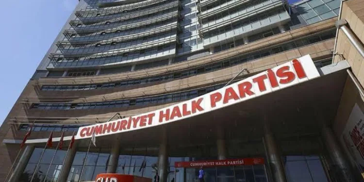 CHP, İstanbul’da 7 ilçe başkanı ve yönetimini görevden aldı