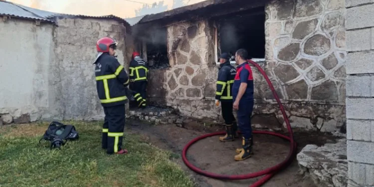 Yangına uykuda yakalanan 22 kişilik aile kurtarıldı