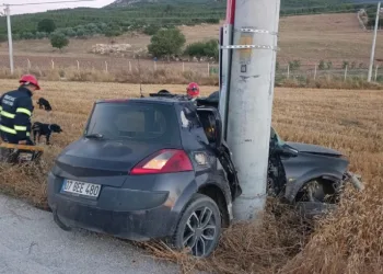 Burdur’da otomobil elektrik direğine çarptı: 1 yaralı