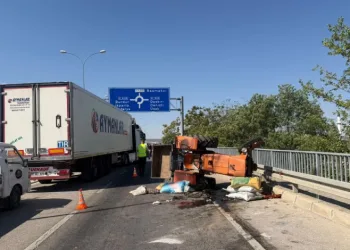 Kazada devrilen traktör sürücüsü hayatını kaybetti