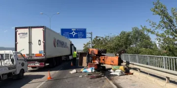 Kazada devrilen traktör sürücüsü hayatını kaybetti