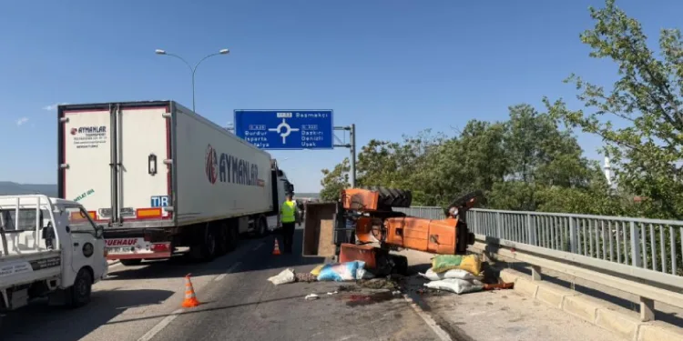 Kazada devrilen traktör sürücüsü hayatını kaybetti