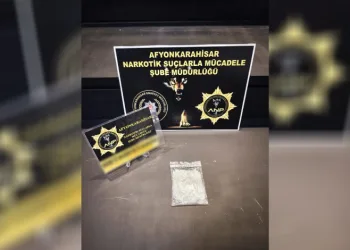 Kullandıkları araçta uyuşturucu ile yakalanan 2 kişi tutuklandı