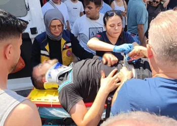 Otomobil ile çarpışan motosikletli metrelerce havaya savruldu