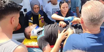 Otomobil ile çarpışan motosikletli metrelerce havaya savruldu