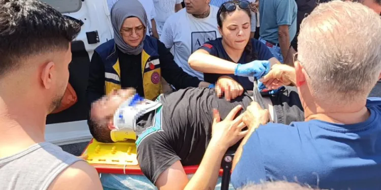 Otomobil ile çarpışan motosikletli metrelerce havaya savruldu