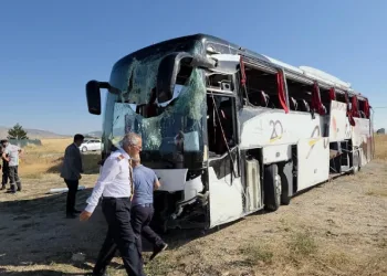 Kütahya-Afyonkarahisar kara yolunda yolcu otobüsü devrildi: 31 yaralı