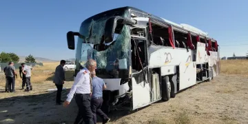 Kütahya-Afyonkarahisar kara yolunda yolcu otobüsü devrildi: 31 yaralı