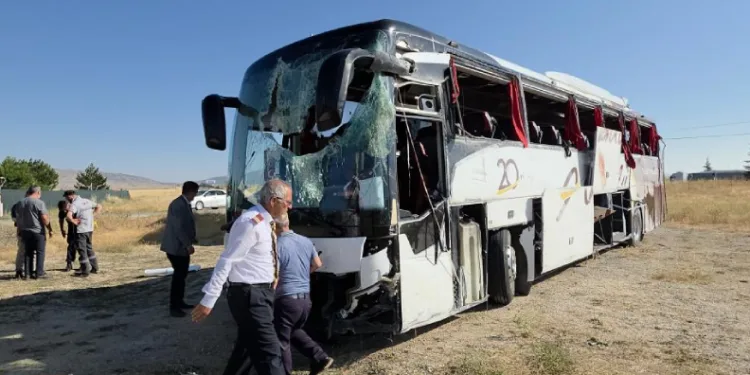 Kütahya-Afyonkarahisar kara yolunda yolcu otobüsü devrildi: 31 yaralı