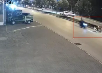 Motosikletle büyükbaş hayvana çarptı