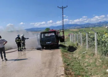 Samsun’da servis aracı yandı, geriye demir yığını kaldı