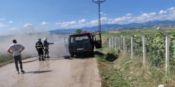 Samsun’da servis aracı yandı, geriye demir yığını kaldı