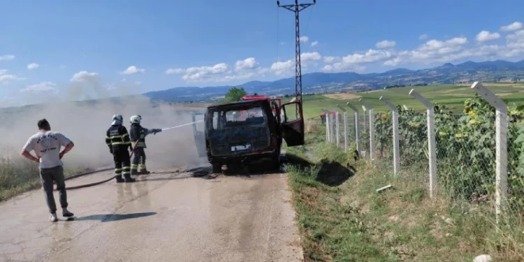 Samsun’da servis aracı yandı, geriye demir yığını kaldı