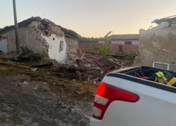 Eskişehir’de yangından dönen itfaiye aracı eve çarptı: 3 itfaiye eri yaralı