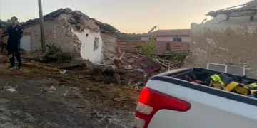 Eskişehir’de yangından dönen itfaiye aracı eve çarptı: 3 itfaiye eri yaralı
