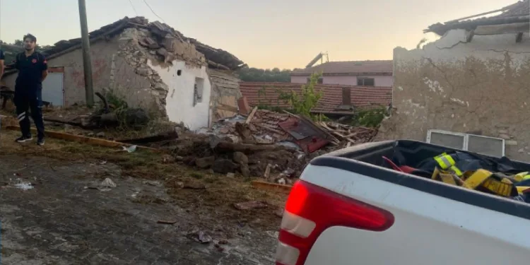 Eskişehir’de yangından dönen itfaiye aracı eve çarptı: 3 itfaiye eri yaralı
