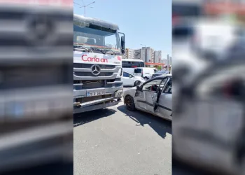 Beton mikseri ile otomobil çarpıştı: 2 yaralı
