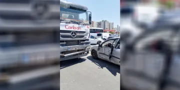 Beton mikseri ile otomobil çarpıştı: 2 yaralı