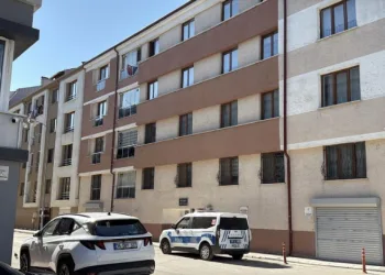 Yayılan kokular nedeniyle eve giren ekipler yaşlı adamın cesedi ile karşılaştı