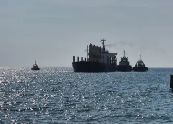 Karaya oturan gemi 4 gündür kurtarılmayı bekliyor