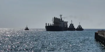 Karaya oturan gemi 4 gündür kurtarılmayı bekliyor