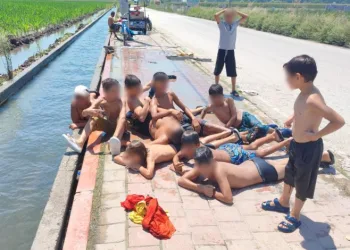 Adana’da çocukların kanal keyfi: Kaldırım plaja döndü