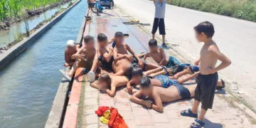 Adana’da çocukların kanal keyfi: Kaldırım plaja döndü