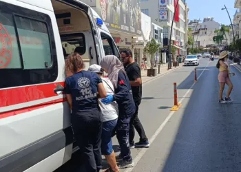 Motosikletiyle yayaya çarptı, trafik ekibini beklemeyip gitti