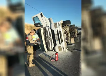 Diyarbakır’da tır şarampole devrildi: 1 yaralı