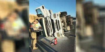 Diyarbakır’da tır şarampole devrildi: 1 yaralı