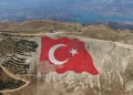 Dünyanın en büyük Türk bayrağı yeniden eski görkemine kavuştu