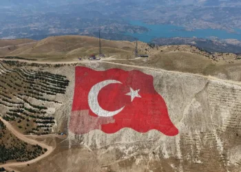 Dünyanın en büyük Türk bayrağı yeniden eski görkemine kavuştu