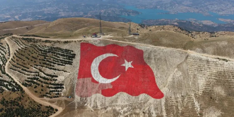 Dünyanın en büyük Türk bayrağı yeniden eski görkemine kavuştu