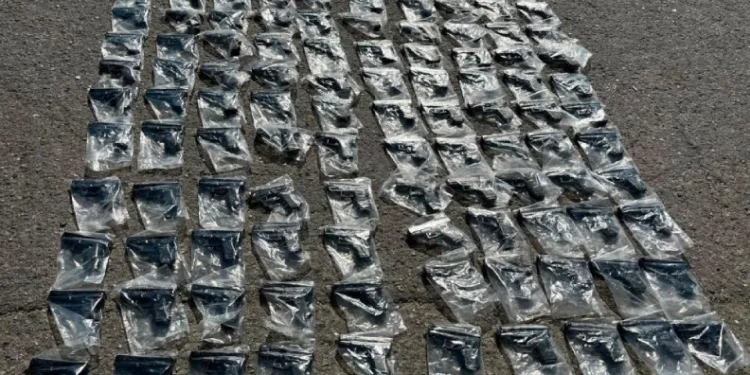 Tuzla’da durdurulan otobüsten cephanelik çıktı: 120 silah ele geçirildi