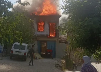 Bayındır’da iki katlı ev yanarak kül oldu