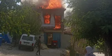 Bayındır’da iki katlı ev yanarak kül oldu