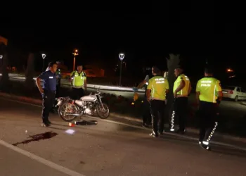 Otomobile çarpan motosikletin sürücüsü ağır yaralandı: Kaza kameraya yansıdı