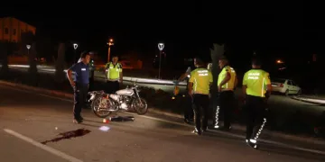Otomobile çarpan motosikletin sürücüsü ağır yaralandı: Kaza kameraya yansıdı