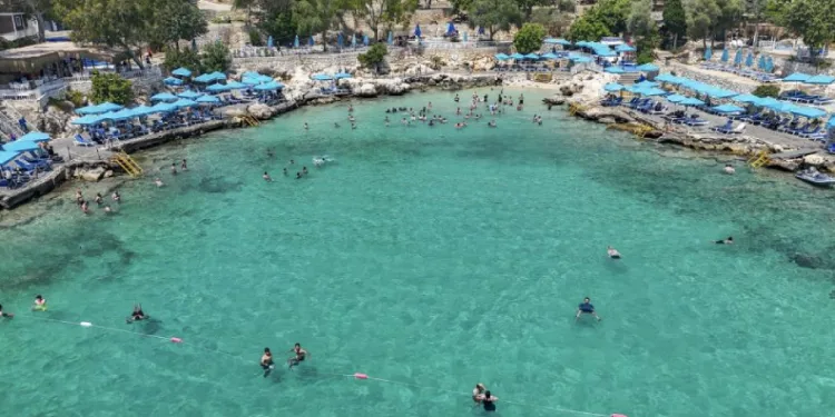 Mersin’de plajlar yaz sezonunda yoğun ilgi görüyor