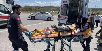 Pendik’te otomobillerin çarpıştığı kazada 2 kişi yaralandı