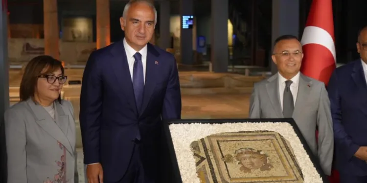 Bakan Ersoy: “Yurt içinde kaçak kazılara ve kültür varlığı kaçakçılığına karşı çalışmaları kararlılıkla yürütüyoruz”