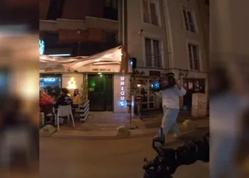 Müzik çaları kulağına dayayarak son ses ile sokakta yürüyen kişi tepki çekti