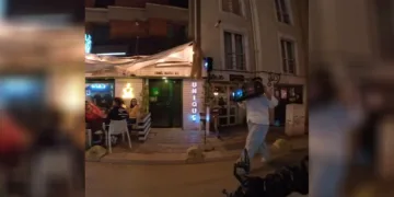 Müzik çaları kulağına dayayarak son ses ile sokakta yürüyen kişi tepki çekti