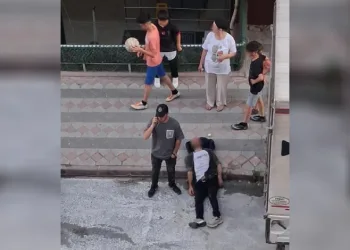 Kafasını defalarca kamyonet kasasına vurup kendisini bayılttı