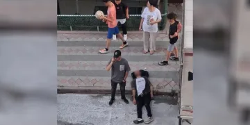 Kafasını defalarca kamyonet kasasına vurup kendisini bayılttı