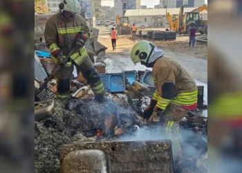 Antakya’da inşaat malzemelerinin bulunduğu alanda yangın çıktı