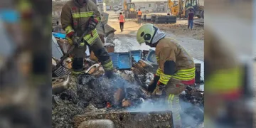 Antakya’da inşaat malzemelerinin bulunduğu alanda yangın çıktı