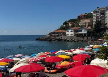 Zonguldak’ta sıcak hava bunalttı, vatandaşlar plaja akın etti